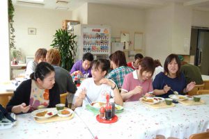 食事風景。食事は宿泊施設の食堂にてお召し上がりいただきます。