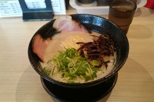 【博多らーめん 池めん／車5分】教習所から2キロ弱の距離にある人気店の池めん。多くの教習生が訪れています。営業時間は11:00～14:30、18:00～21:00でラストオーダーはそれぞれの終了時間の10分前です。