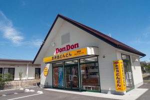【どんどん／徒歩3分】暖かい作りたてのお弁当が手ごろな値段で大人気。種類も豊富で飽きません。営業時間は10:00~20:00。