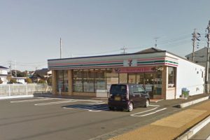 【コンビニ／徒歩2分】教習所近くのコンビニ。ちょっとした買い物に便利です。