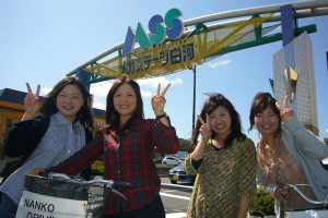 【ショッピングセンター／車6分】教習所からレンタサイクルで15分の距離にあるショッピングセンターです。
ヨークベニマルやマツモトキヨシ等があります。
スーパー、ドラッグストア以外にも100円ショップや飲食店などあるのでとても便利です。