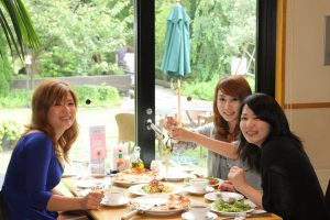 瓢湖畔にあるイタリアンレストランで特典の「イタリアンランチ」を楽しんでいます。