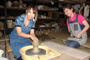 時間が空いたから陶芸に挑戦！
友部自動車学校のある笠間市では江戸時代に信楽の陶工から受け継いだ陶工技術に新たな技法を加わえた「笠間火器」が作られました。
今では約300人の陶芸家や窯元がある焼き物の町でもあります。
