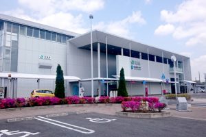 【JR常磐線友部駅／車10分】友部自動車学校への合宿免許参加者が集合するのがこちらの友部駅です。常磐線と水戸線が乗り入れており、上り方面の主な駅には石岡・土浦・上野・東京・品川といった駅があり、下り方面には水戸・日立・いわきといった駅があります。
また、水戸線の方はのぼり方面に笠間・下館・小山といった駅があり、下り方面には水戸駅などがあります。
このことから東京、千葉、茨城、栃木、福島の各地域からのアクセスが良い点が特徴です。